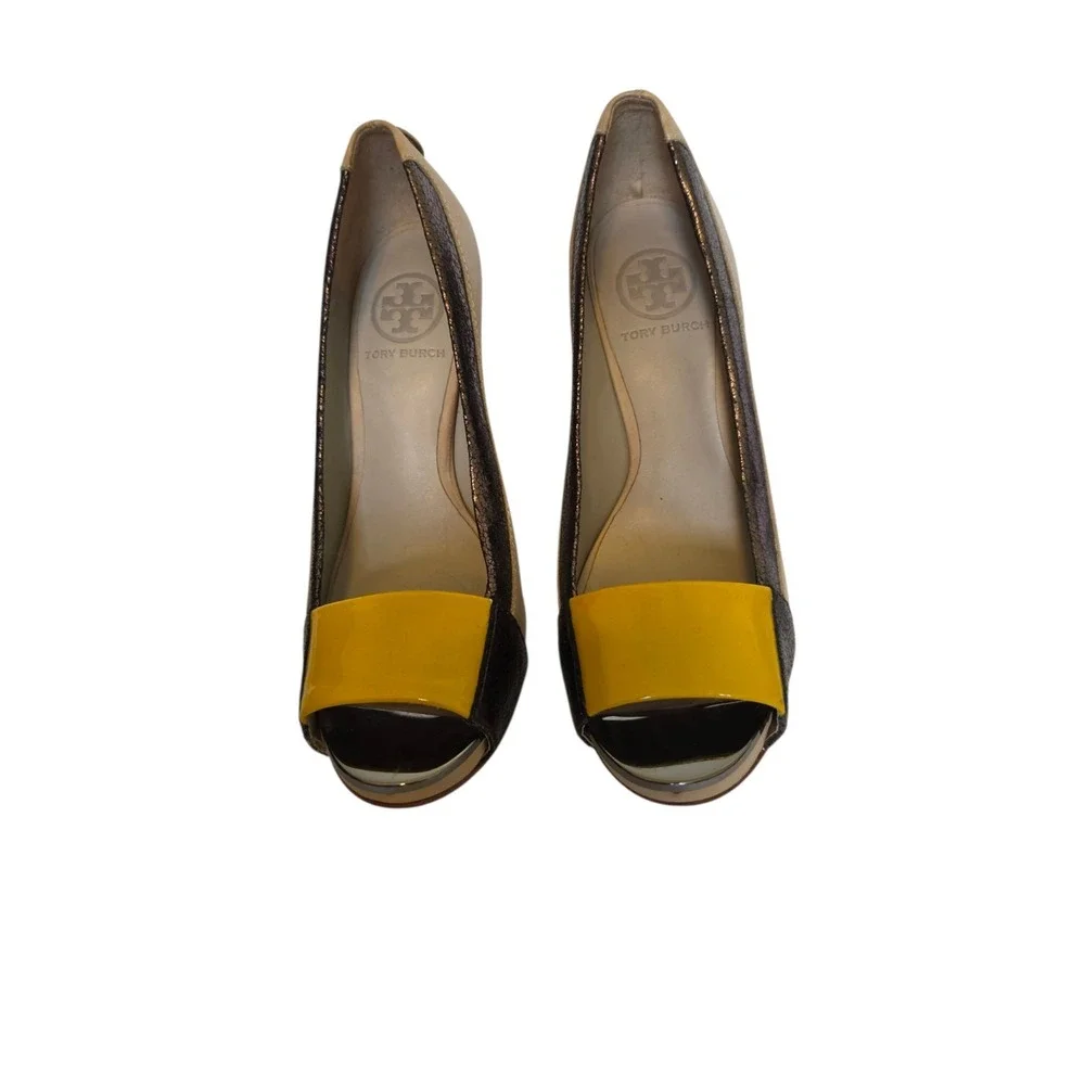 Tory Burch SZ 6.5M Runway Cluny Nude/Bronze/Mustard Patent Leather Open Toe Pump
